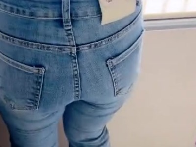 把做饭的嫂子拉到客厅调戏后在沙发上强上