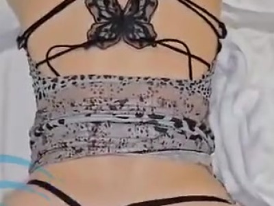 跟妈妈尝试老爸也没跟她玩过的情趣衣服一边操妈一边聊骚