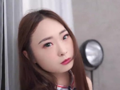 讓美麗空姐用粉嫩奶頭與小穴幫你舒緩長途飛機的疲勞吧