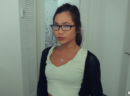 BANGBROS2019-04-24一个需要帮助的书呆子得到了