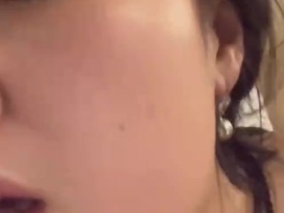 带着唇钉的小骚货群P淫乱享受后入的同时当然嘴里也不能闲着