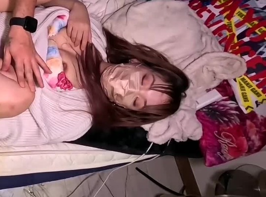 FC2PPV-3139371-女友熟睡遭男友狠心侵犯沦陷